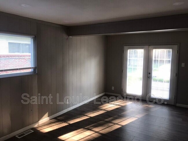 Building Photo - 370 St Edward Ln