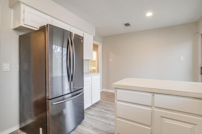 Building Photo - 5947 Chimney Wood Cir