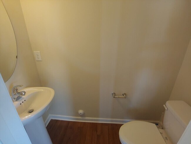 Building Photo - Three bed, 2.5 bath town house located in ...
