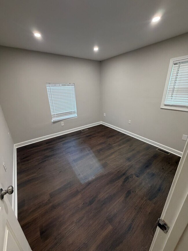 Building Photo - 3bd/2ba House in Jackson Park w/ Large Den, Back Porch, & Fenced Back Yard