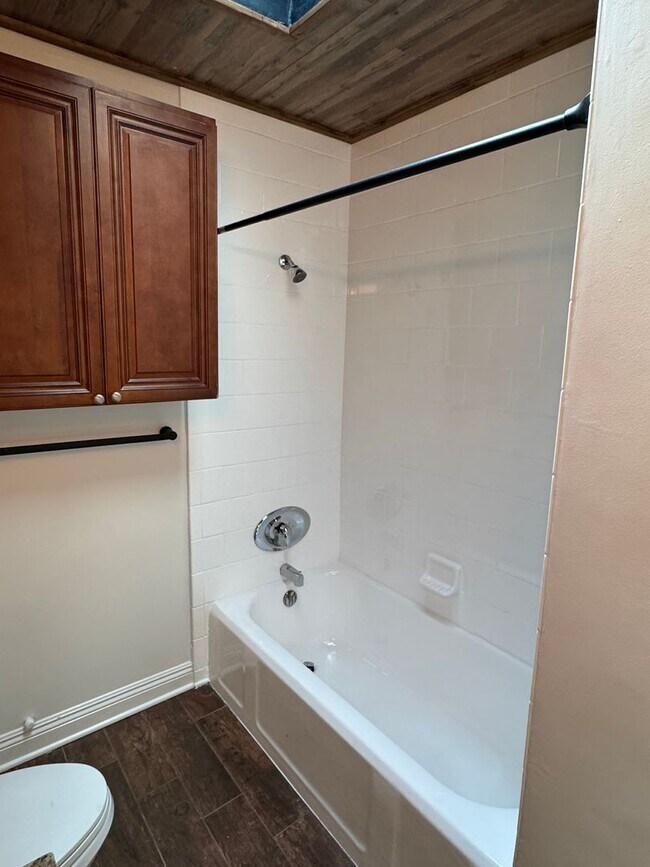 Building Photo - !! MOVE-IN SPECIAL !!  Bright Carson Front House Duplex with Modern Finishes