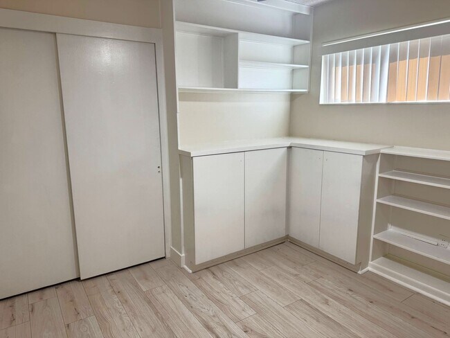 Building Photo - 623 N Rimhurst Ave