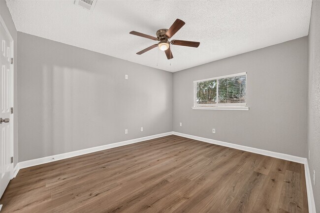 Building Photo - 14306 River Glen Dr