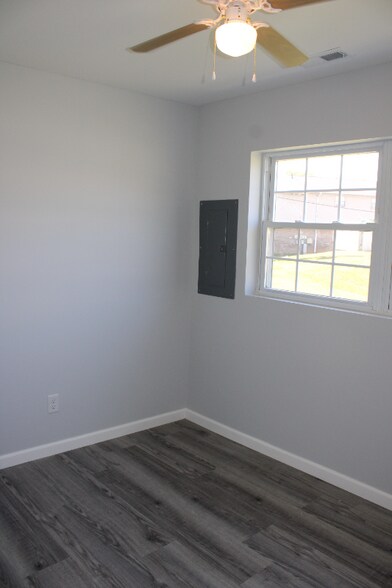 Building Photo - 1613 S Green River Rd