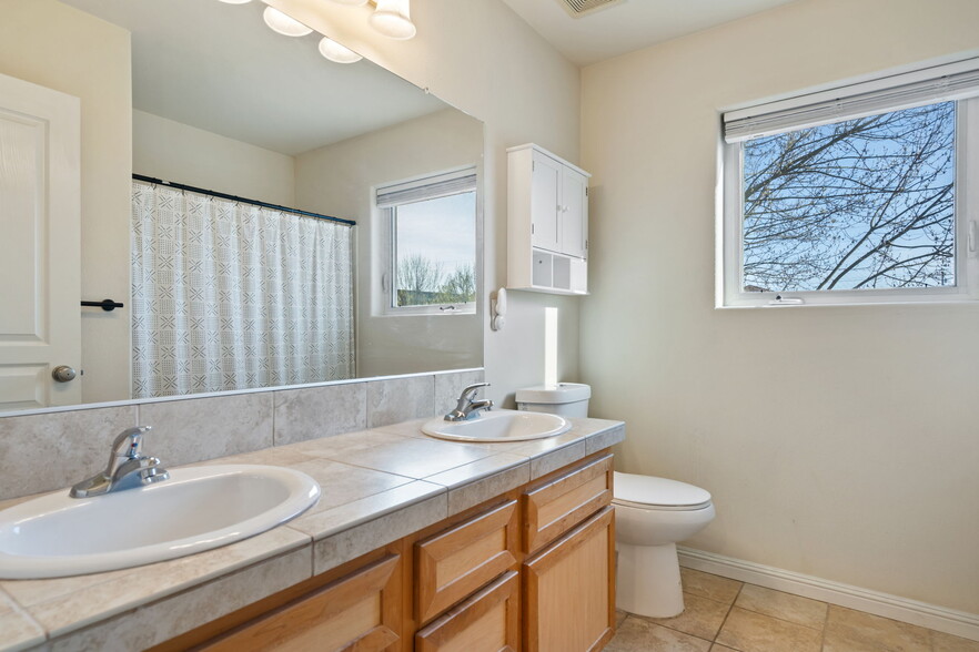 Building Photo - 895 SW 170th Ave