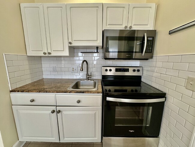 Building Photo - Studio Apartment in Downtown Bluffton Vill...