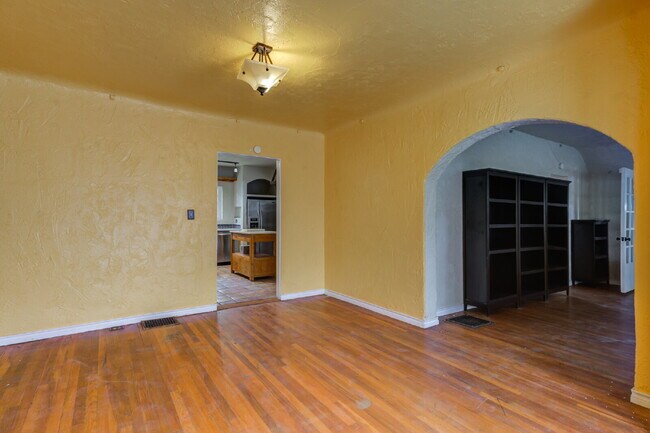 Building Photo - Charming Tuscany Villa block away from TTU