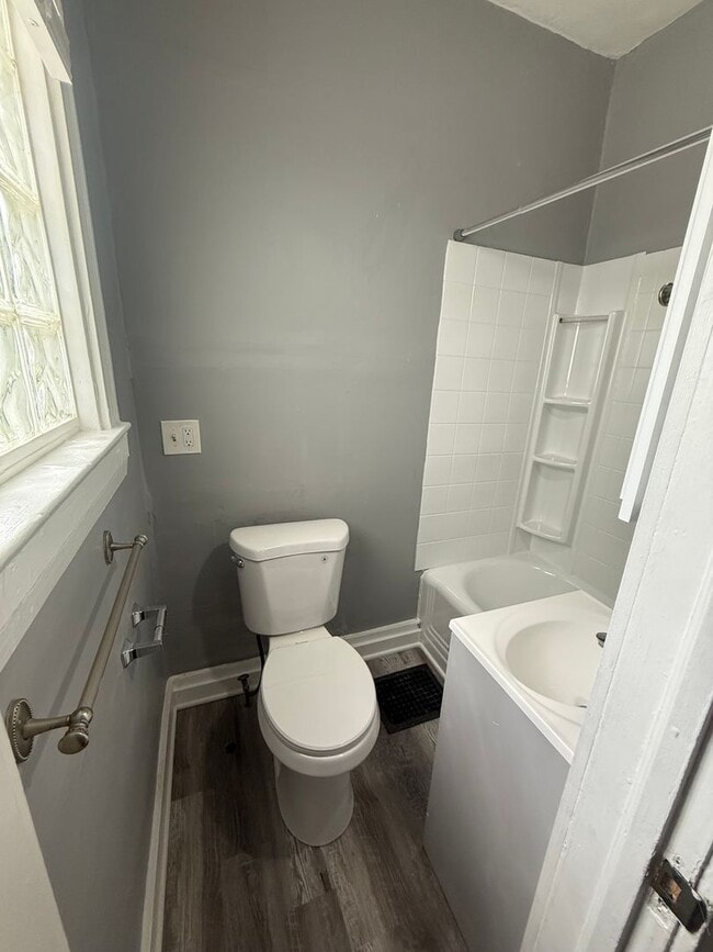 Building Photo - Knaack - 3720