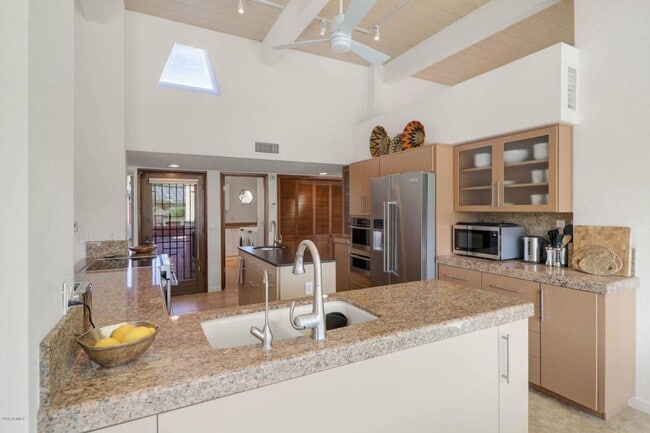 Building Photo - Beautiful 5 bed/4 bath + Den in Desirable Paradise Valley