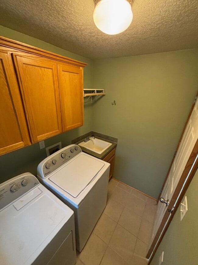 Building Photo - 3 Bedroom 2.5 Bath Newberg OR