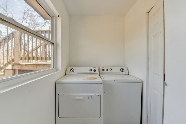 Building Photo - 4 Bedroom/2 Bath Renovated Home Available ...