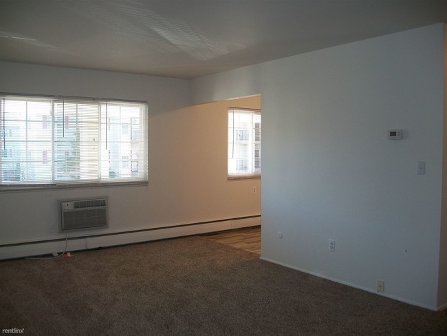 Building Photo - 2 br, 1 bath Apartment - Orchard Manor
