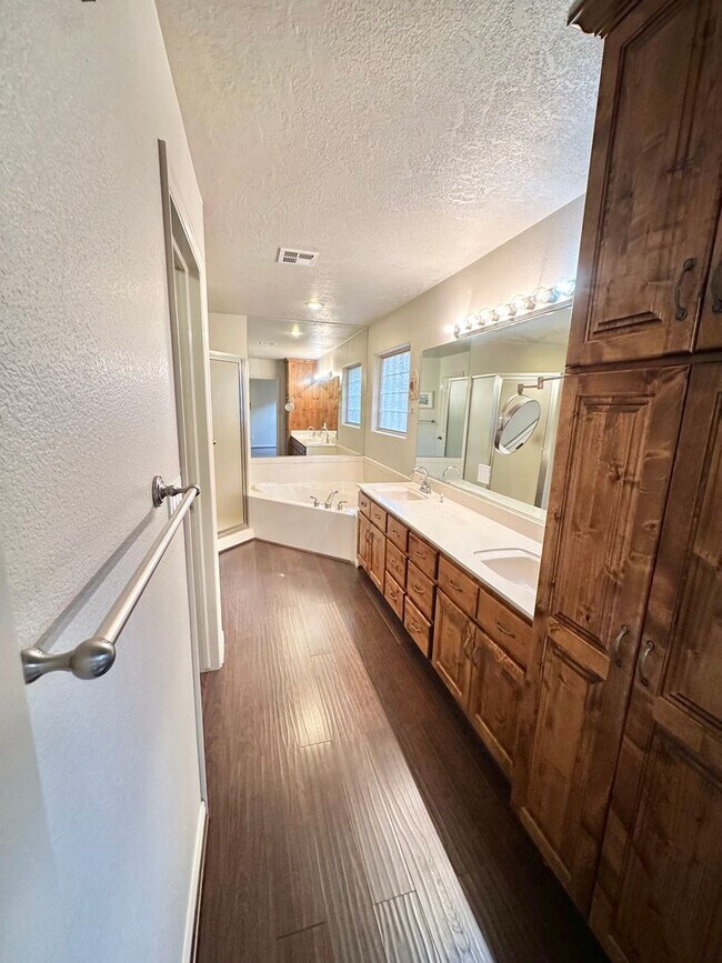 Building Photo - 3 Bedroom Home In Southgate!