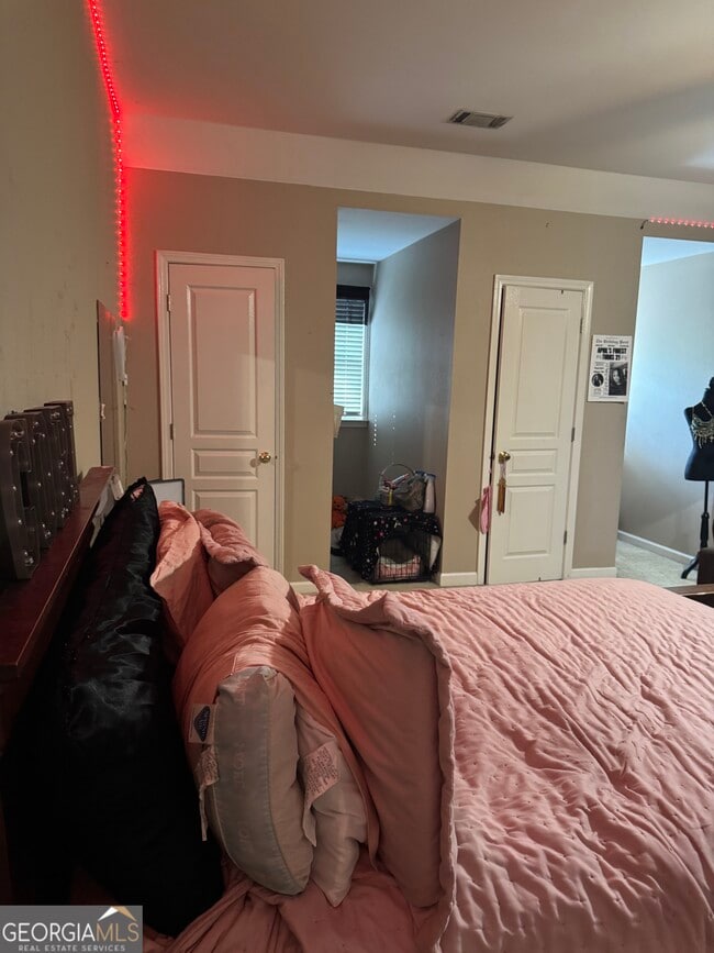 Building Photo - 421 Creekside Dr