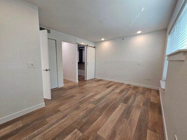 Building Photo - Cherry Creek Beautiful and Bright 1 Bed 1 Bath Condo