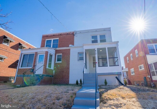 Building Photo - 413 Kennedy St NE