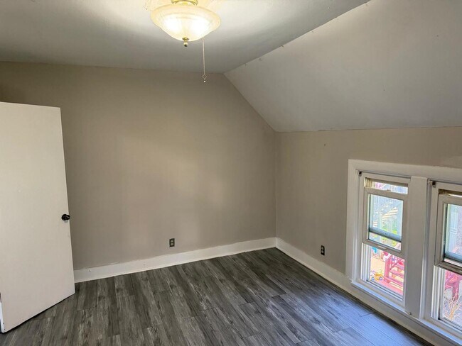 Building Photo - 930 S Victory St