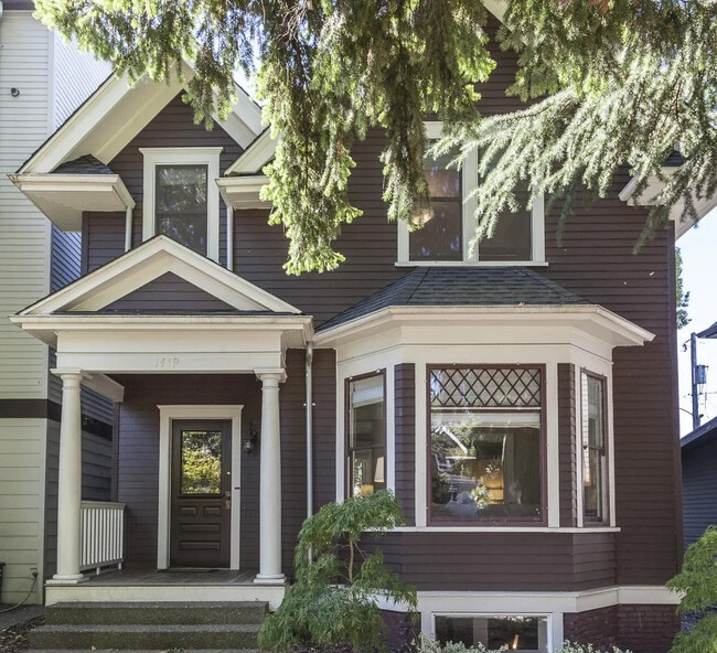 Building Photo - 1419 E Denny Way