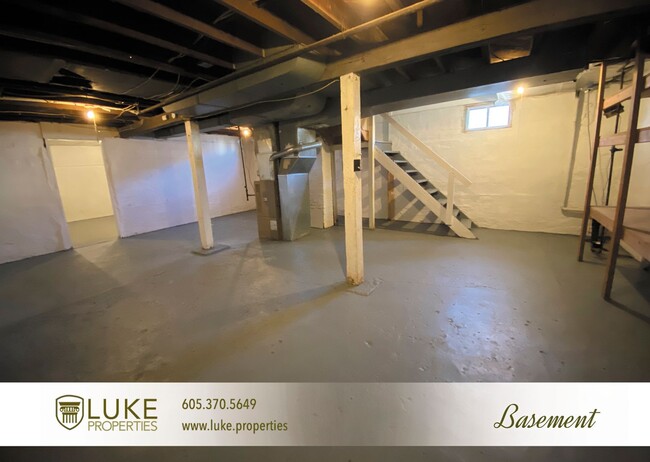 Building Photo - 1405 E 8th St