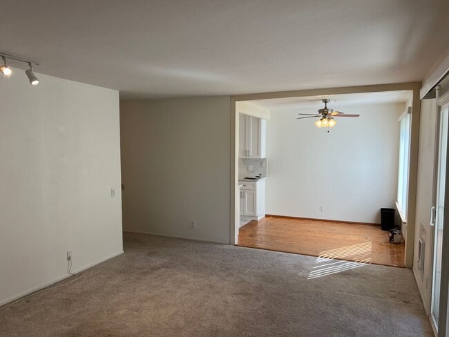 Building Photo - Villa La Jolla