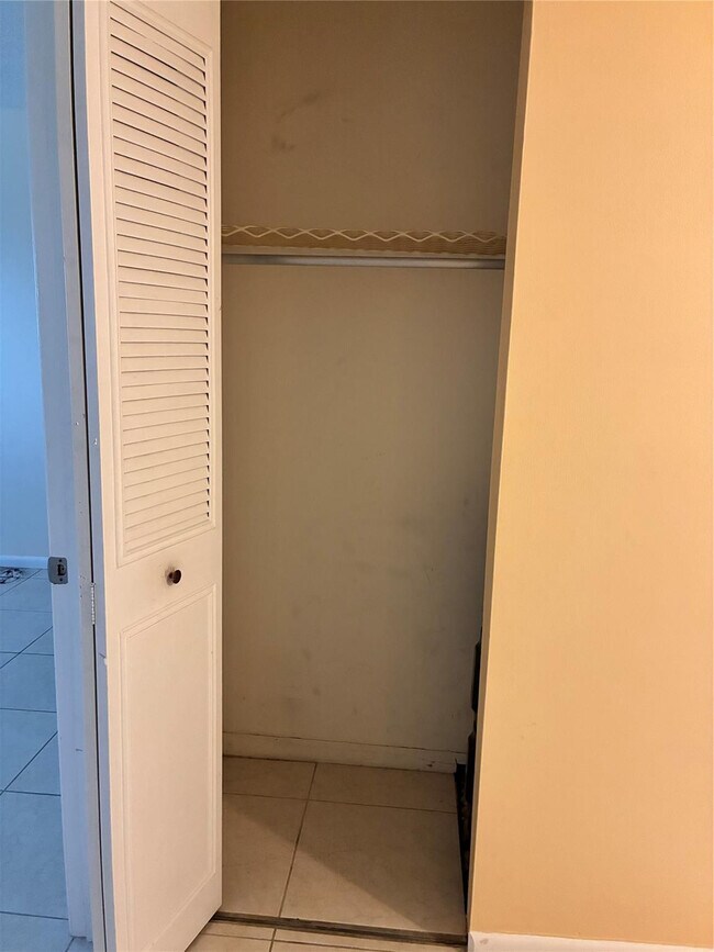 Building Photo - 257 S Cypress Rd