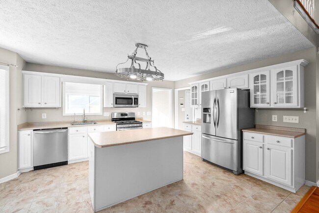 Building Photo - Pet Friendly Three Bedroom with Bonus!