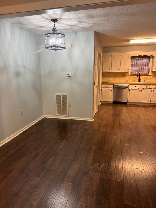 Building Photo - West End Duplex with 1 Car Garage