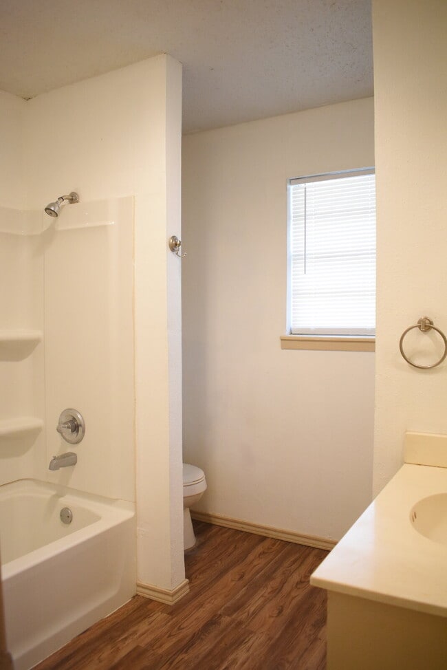 Building Photo - Updated Duplex in a Wonderful Central Loca...