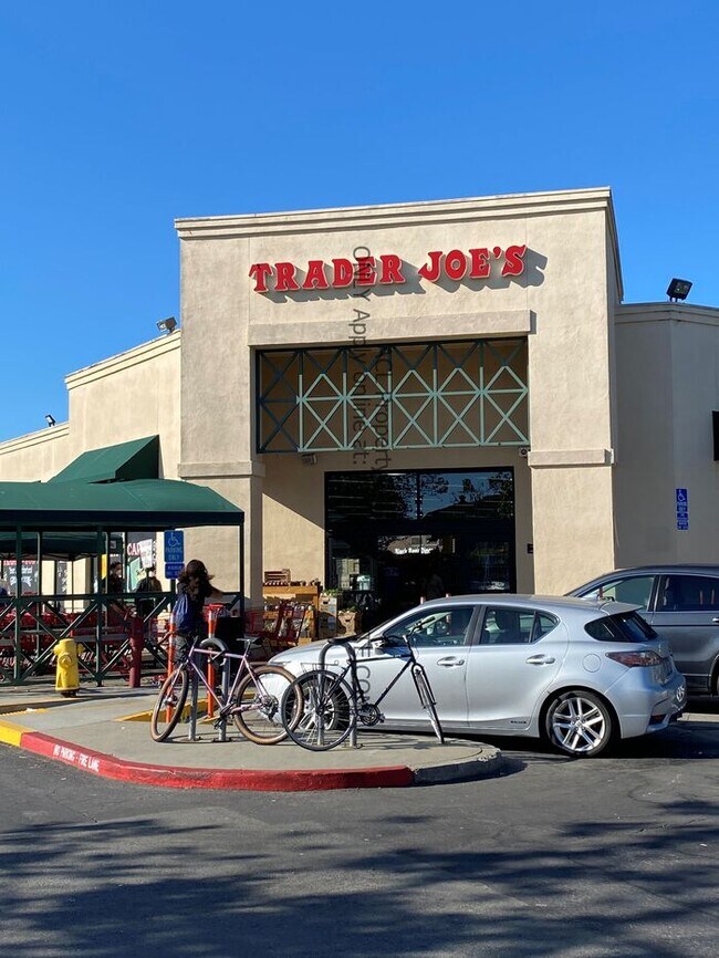 Building Photo - Perectly Located, **PET FRIENDLY** Spacious, 2bed/ 2bath, Emeryville Condo For Rent