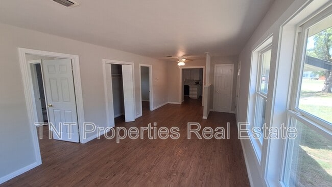 Building Photo - 1618 Willow Dr