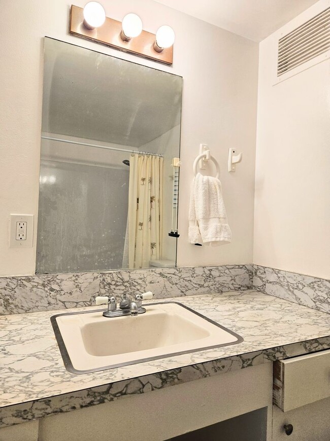 Building Photo - Waikiki Liliuokalani Plaza 2 Bedroom 2 Bat...