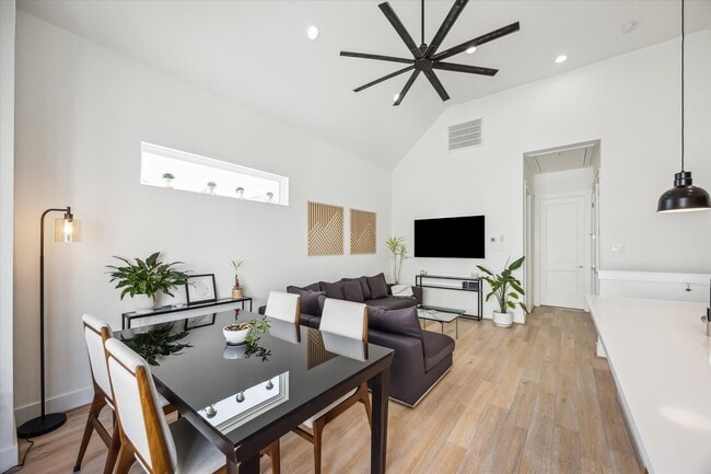 Building Photo - 1131 W 17th St