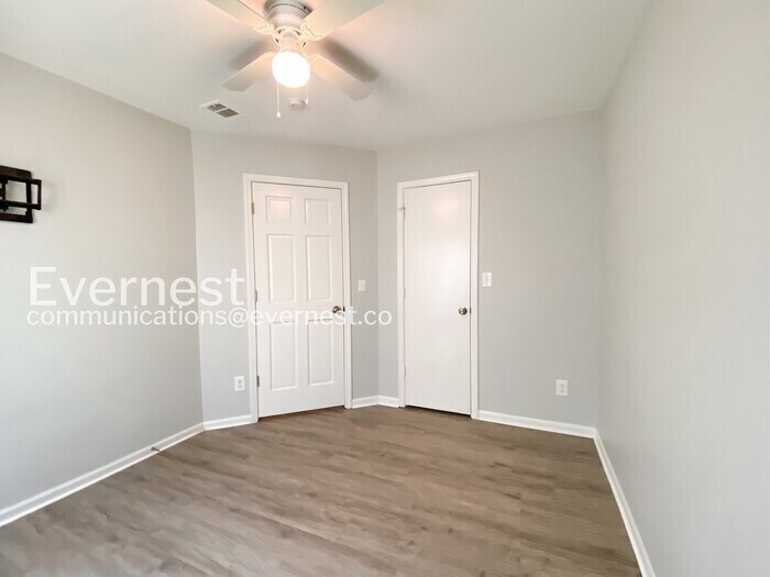 Building Photo - 1104 E Pineview St