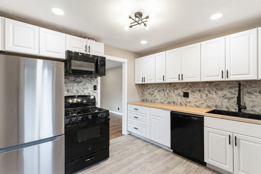 Building Photo - 405 Wilhelmia Ave
