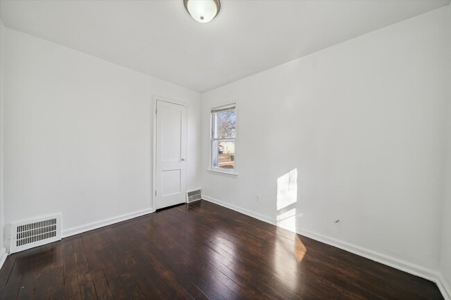 Building Photo - 3 Bedroom Bungalow - West Side