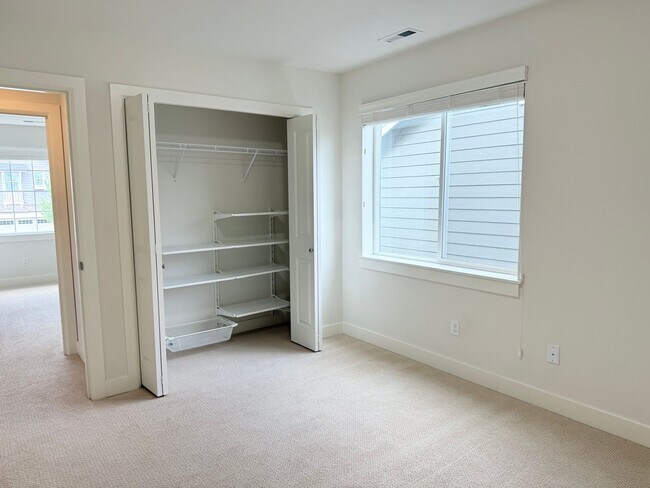 Building Photo - Beautiful 5-Bedroom Home with Mt. Rainier ...