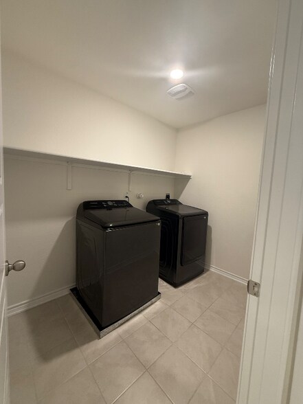 Building Photo - 409 Dakota Crk