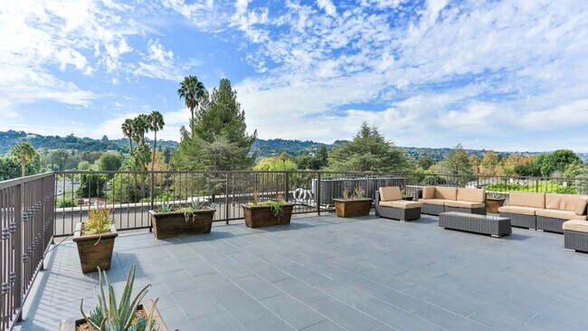 Building Photo - 4354 Teesdale Ave