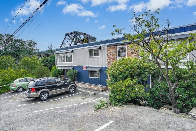 Primary Photo - Breakwater Apartments