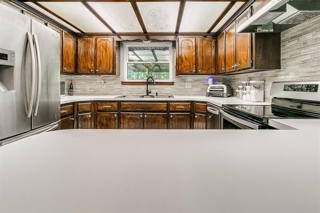 Building Photo - 100 3 Oaks Dr