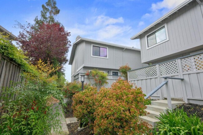 Building Photo - Immaculate 3 Bedroom 2.5 Bath Condominium ...