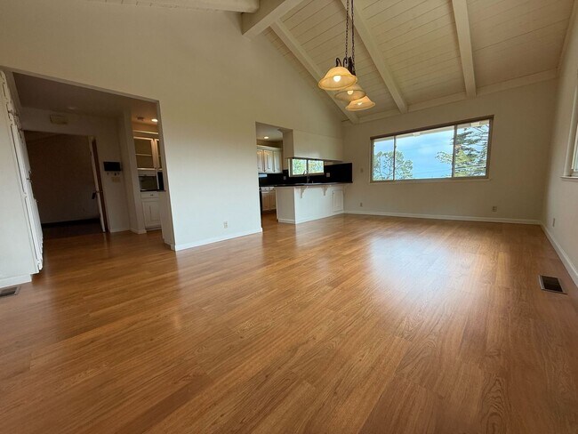 Building Photo - Fantastic 3 bedroom 2 bath Home in Montere...