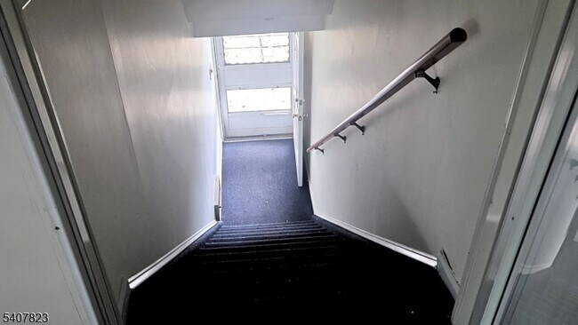 Building Photo - 304 Lake Shore S