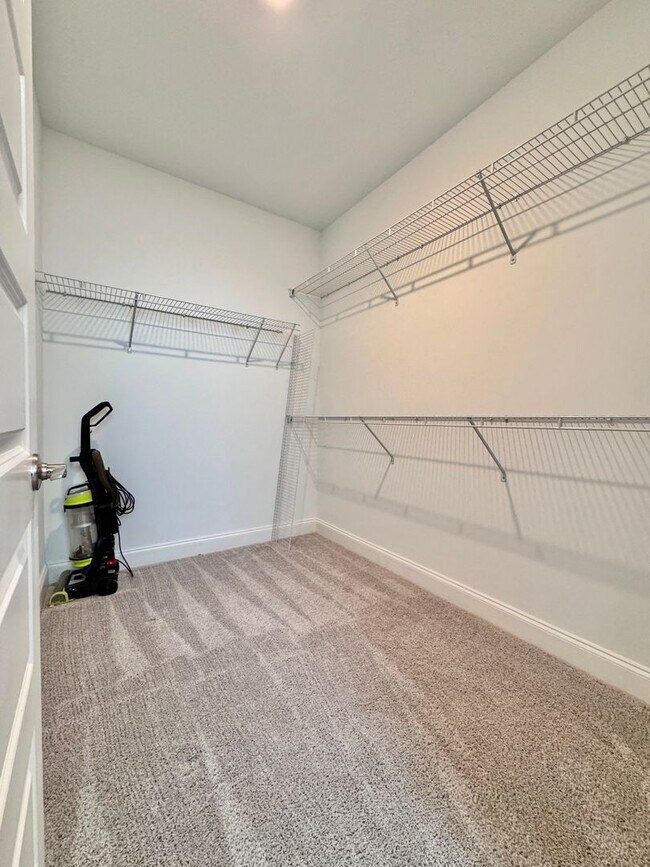 Building Photo - 2 Bed, 2 Bath Condo w/ Elevator Close to D...