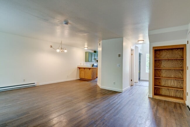 Building Photo - 3 Bedroom/2.5 bathroom townhouse centrally located Oak Harbor
