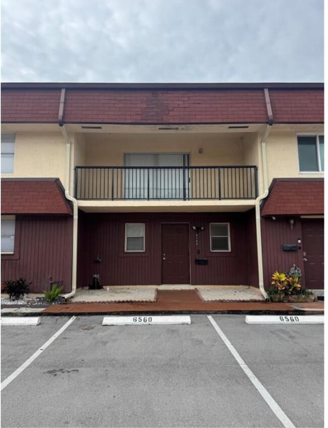 Building Photo - 6560 SW 41st Pl