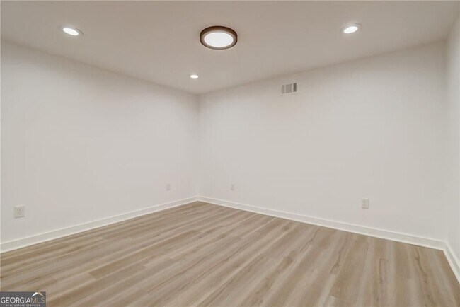 Building Photo - 3202 Kingsdale Dr SW