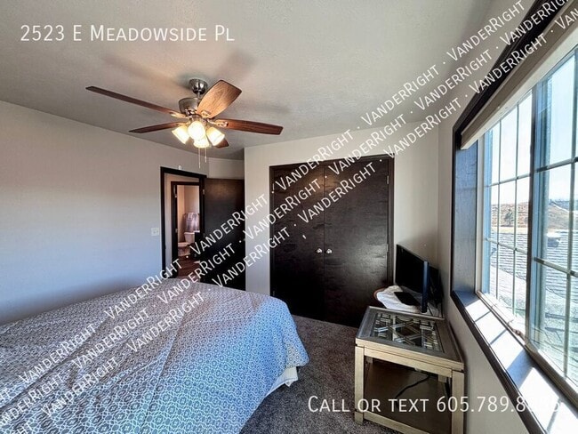 Building Photo - 2523 E Meadowside Pl