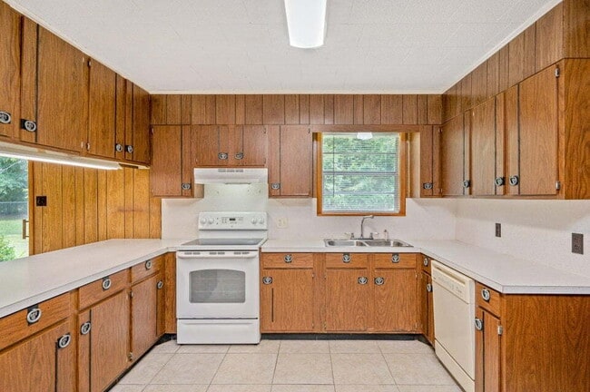 Building Photo - Charming brick home ready for move in!