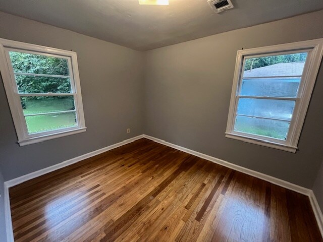 Building Photo - 204 Ravenwood Way